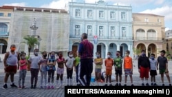 Niños cubanos escuchan a su maestro el 6 de enero de 2021 La Habana.