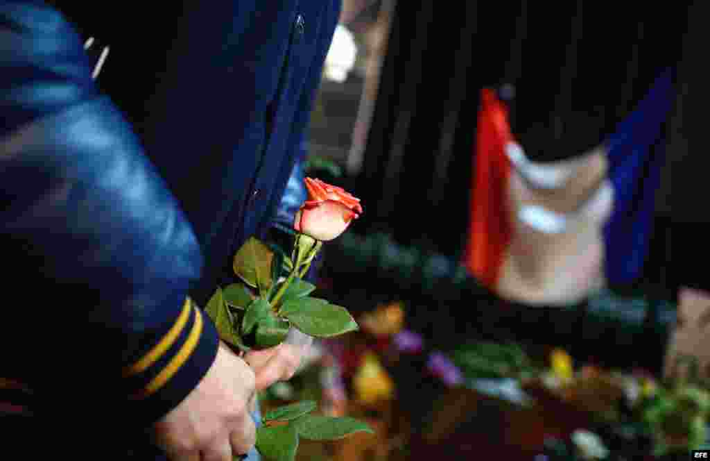 Un hombre rinde honor a las víctimas de los atentados de París frente a la embajada de Francia, en Bulgaria. EFE