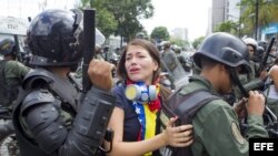 Una joven arrestada durante las protestas.