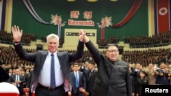 Manuel Anido Cuesta camina detrás del líder norcoreano Kim Jong Un y su padrastro Miguel Díaz-Canel en Pyongyang, el 5 de noviembre de 2018. Agencia Central de Noticias de Corea del Norte (KCNA) vía Reuters.