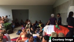 Cubanos migrantes en la frontera entre Costa Rica y Nicaragua. Foto: CB24.