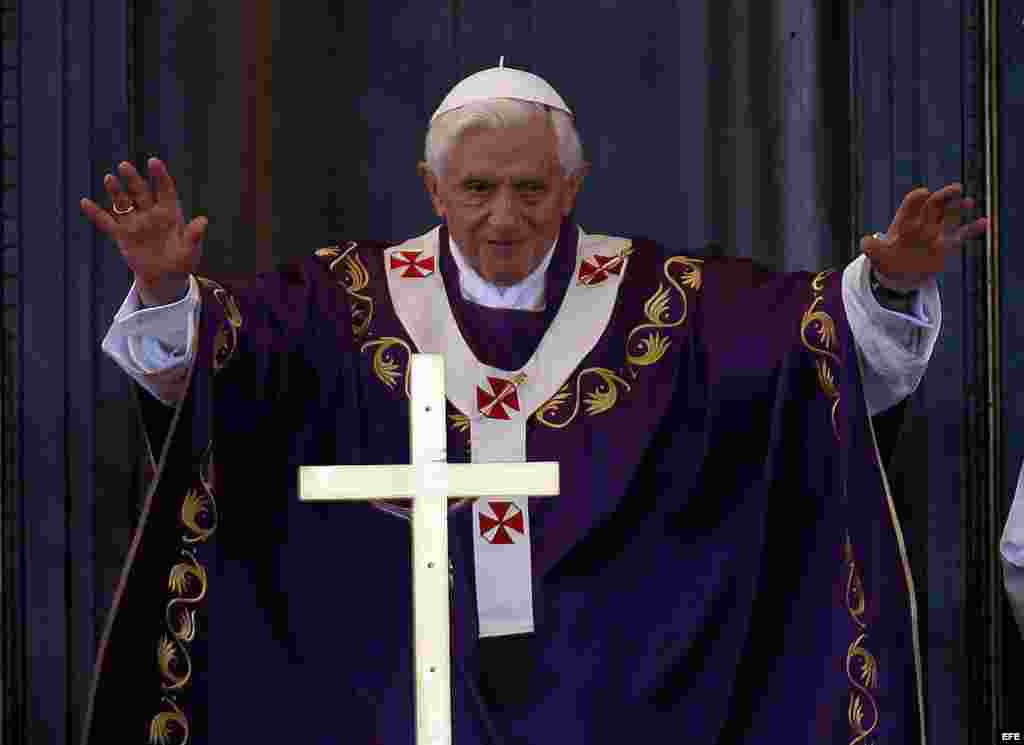 Cientos de personas se congregan hoy, mi&eacute;rcoles 28 de marzo de 2012, en la Plaza de la Revoluci&oacute;n Jos&eacute; Mart&iacute;, en La Habana, donde el papa Benedicto XVI oficia una misa multitudinaria, en su &uacute;ltima jornada en Cuba. EFE/Da