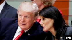 El presidente estadounidense, Donald J. Trump (i), y la la embajadora de EEUU ante la ONU, Nikki Haley. (Archivo)