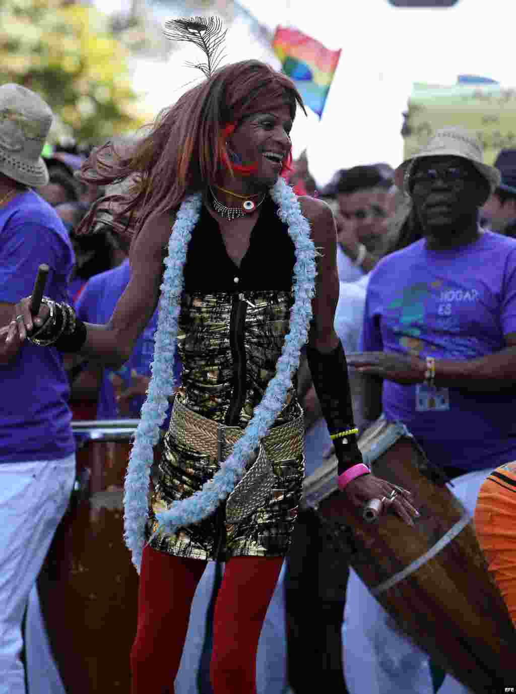 Decenas de personas participan en la Conga Cubana Contra la Homofobia