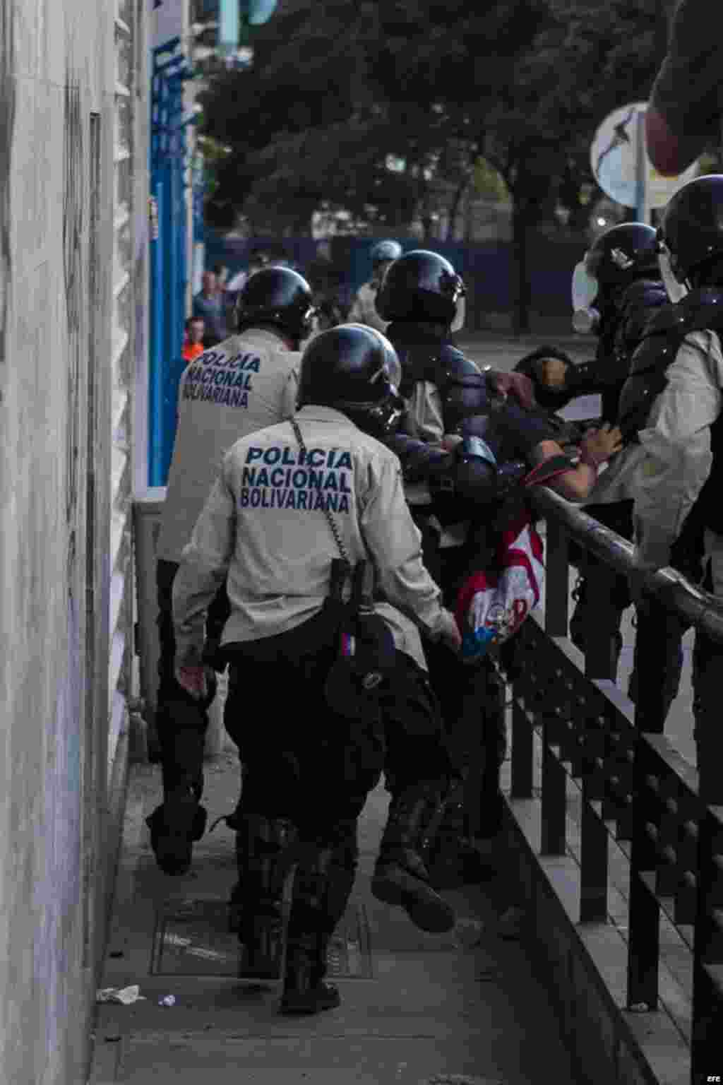 Manifestantes se enfrentan a miembros de la Policía Nacional Bolivariana