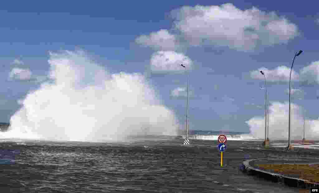 Vista del malecón hoy, sábado 23 de enero del 2016, en La Habana (Cuba). La Defensa Civil cubana emitió un aviso por las penetraciones del mar en todo el occidente del país. EFE/Ernesto Mastrascusa