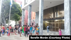 Un grupo de familias protesta frente a la sede provincial del Poder Popular en La Habana. (Cortesía Serafín Morán).