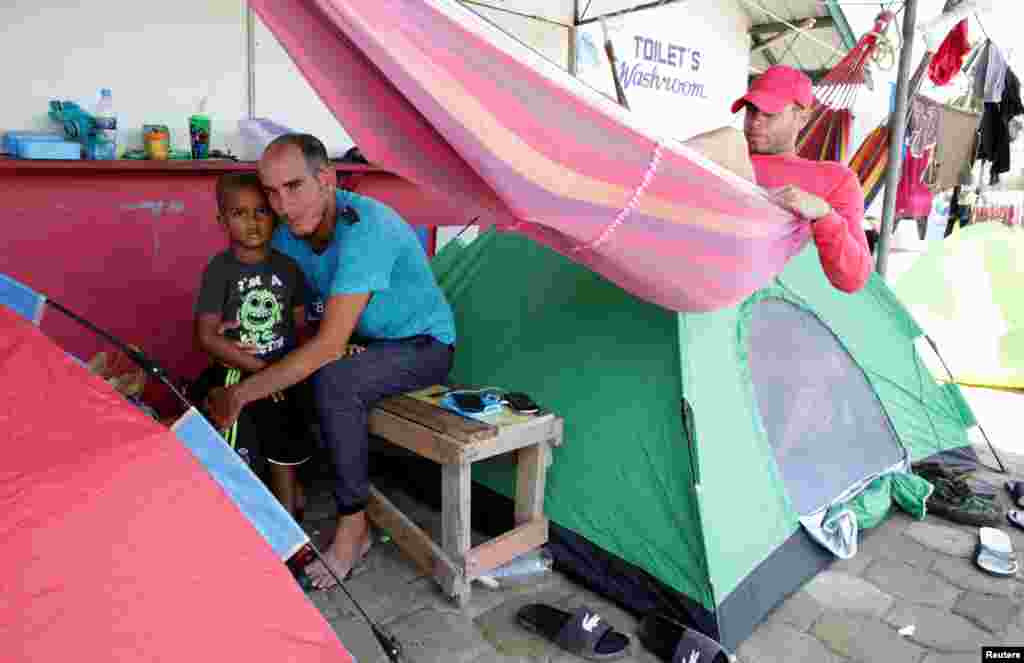 Migrantes cubanos en el campamento improvisado en Surinam.