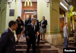 Blinken y Kuleba visitaron un McDonald's en Kyiv.REUTERS/Gleb Garanich