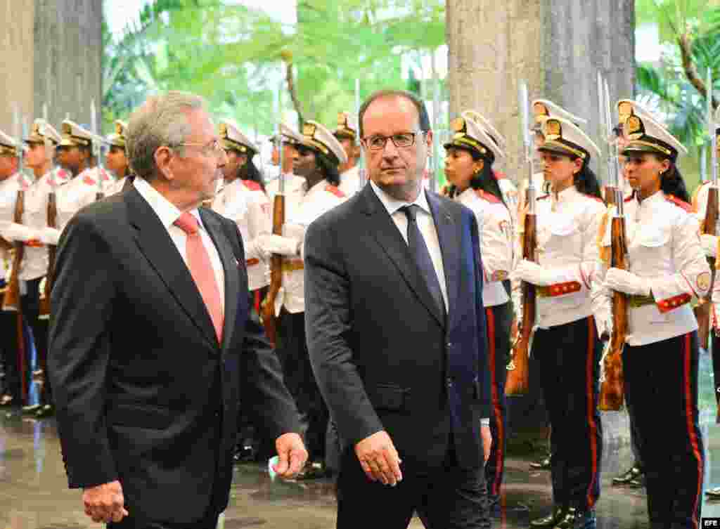 François Hollande, y su homólogo cubano, Raúl Castro, revisan la guardia de honor.