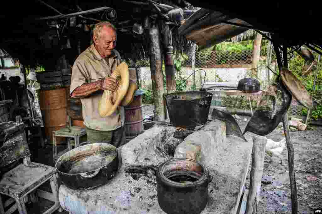 Un campesino cocina in su casa en Jiguaní, Granma.&nbsp;El 22% de la población asegura que su alimentación es deficiente y un 38.4% que es repetitiva.&nbsp;YAMIL LAGE / AFP)