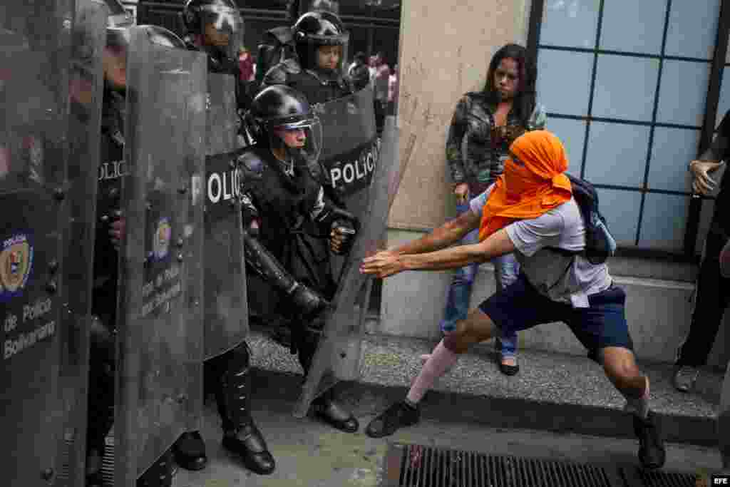 Manifestantes opositores se enfrentan a miembros de la Policía Nacional Bolivariana