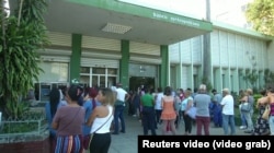 Una cola frente a una sucursal del Banco Metropolitano, en La Habana.