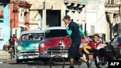 Un hombre cruza una intersección durante un apagón en La Habana, Cuba, el 4 de diciembre de 2024. (Yamil Lage/AFP)