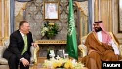 Mike Pompeo junto al príncipe Mohammed bin Salman en Jeddah, Arabia Saudita el 18 de septiembre. Mandel Ngan/Pool vía Reuters.