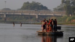 El río Suchiate, en la frontera entre Guatemala y México, es una zona clave en el tráfico de migrantes. (Foto AP/Eduardo Verdugo)