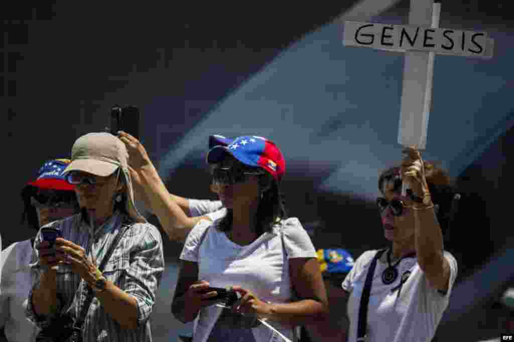 Un grupo de personas protesta contra el Gobierno de Nicolás Maduro hoy, martes 4 de marzo de 2014, en Caracas