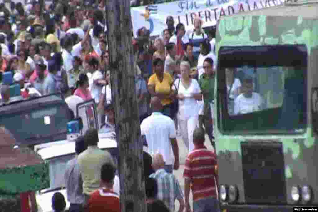 Arrestos de Damas de Blanco María Teresa Castellanos (delante) y&nbsp; Asunción Carrillo (detrás).