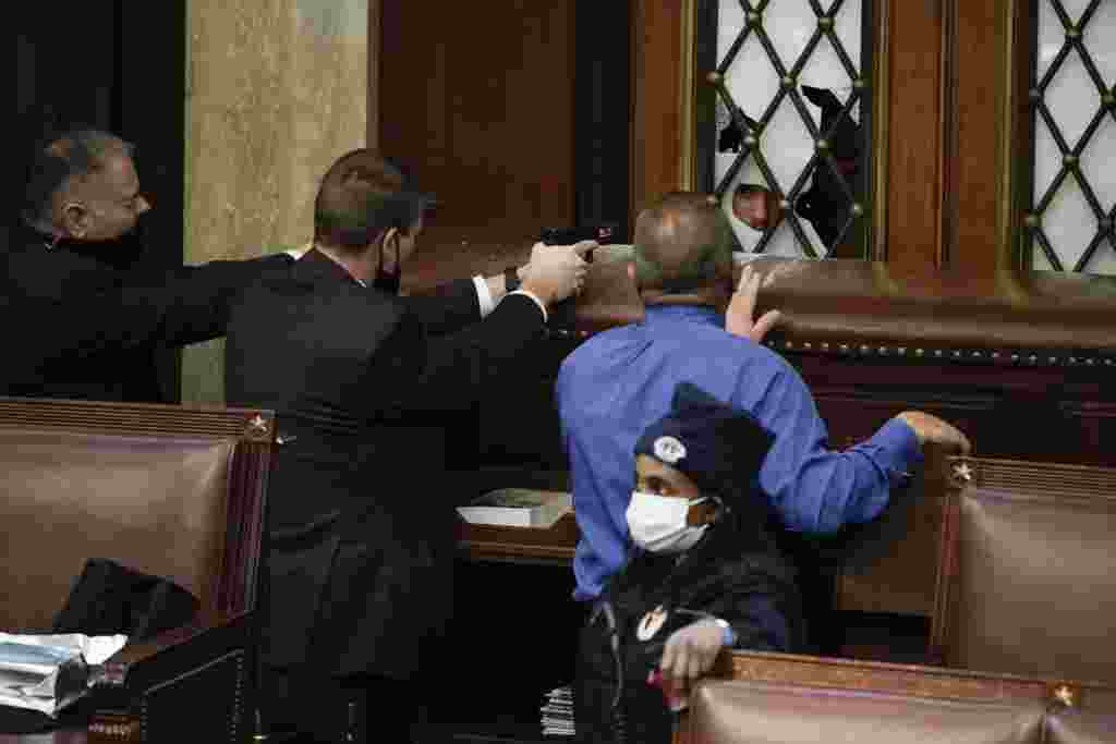 La polic&#237;a con armas en la mano observa c&#243;mo los manifestantes intentan irrumpir en la C&#225;mara de la C&#225;mara en el Capitolio de los Estados Unidos, en Washington. (AP / J. Scott Applewhite)