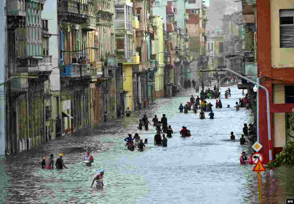 Pasada la tensión del Irma, los cubanos se desquitaron con humor y conga