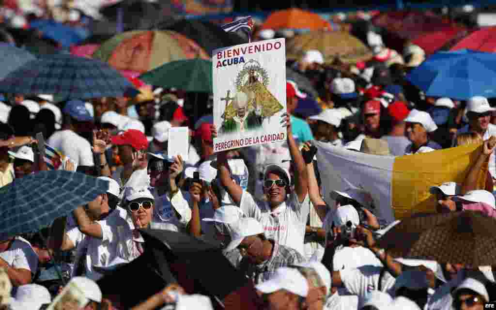 Santiagueros asisten a la misa del papa Benedicto XVI en la Plaza de la Revoluci&oacute;n Antonio Maceo.