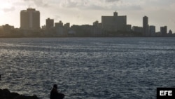 Un hombre en inmediaciones del malecón de La Habana (Cuba).