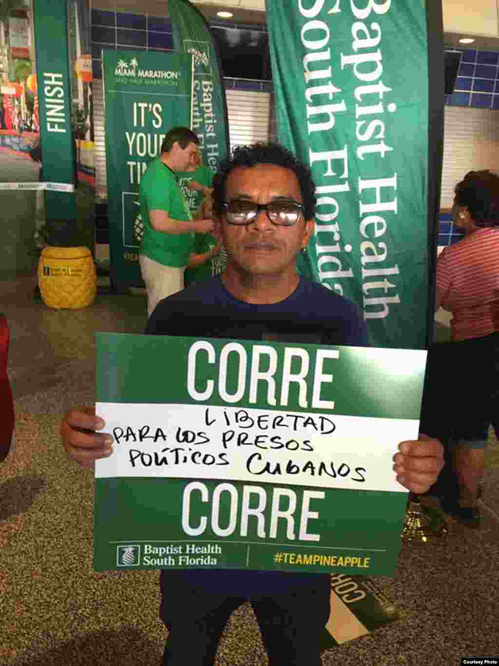 Luis Felipe Rojas con el cartel para promocionar la causa de los presos políticos cubanos en el Miami Marathon 2017.