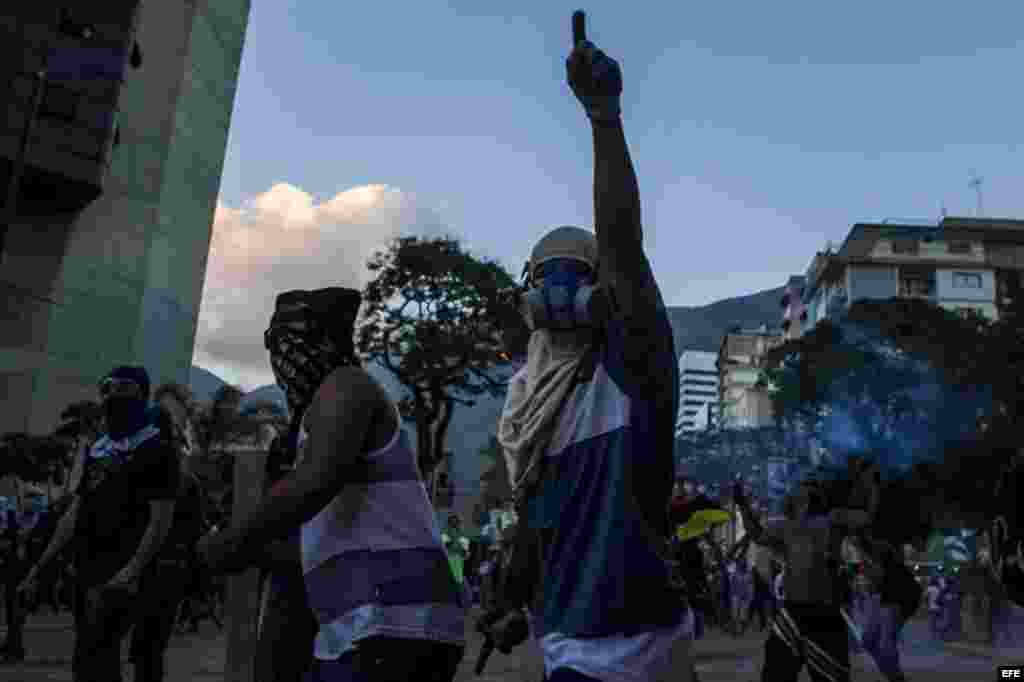 Manifestantes se enfrentan a miembros de la Policía Nacional Bolivariana