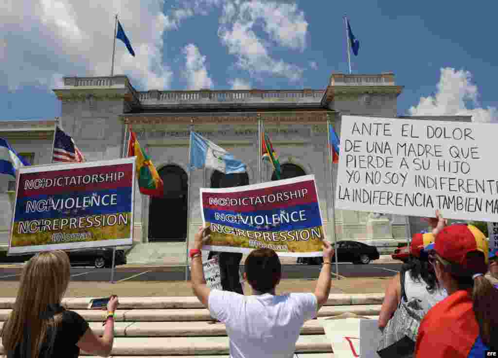 Manifestantes del grupo "Venezolanos en el Exterior" protestan en frente a la sede de la Organización de los Estados Americanos.