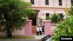 El foro de tres días se realiza en la casa San Juan María Vianney de la Iglesia. 