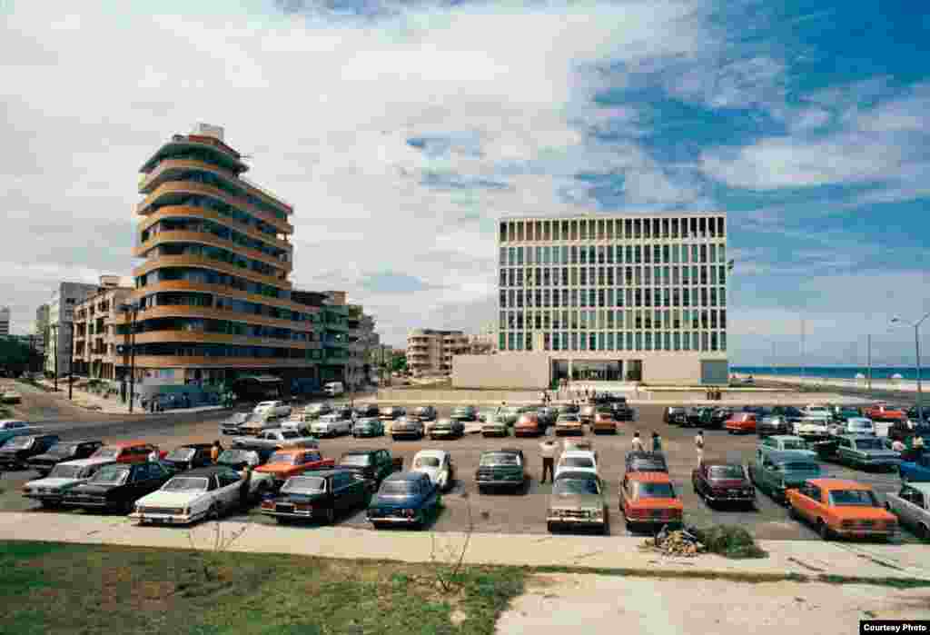 Reapertura en 1977 bajo la protección de la embajada de Suiza.