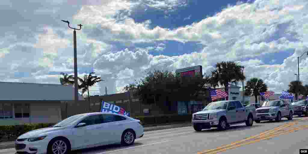 Por la Calle Ocho desfilan los partidarios del candidato dem&#243;crata Joe Biden.