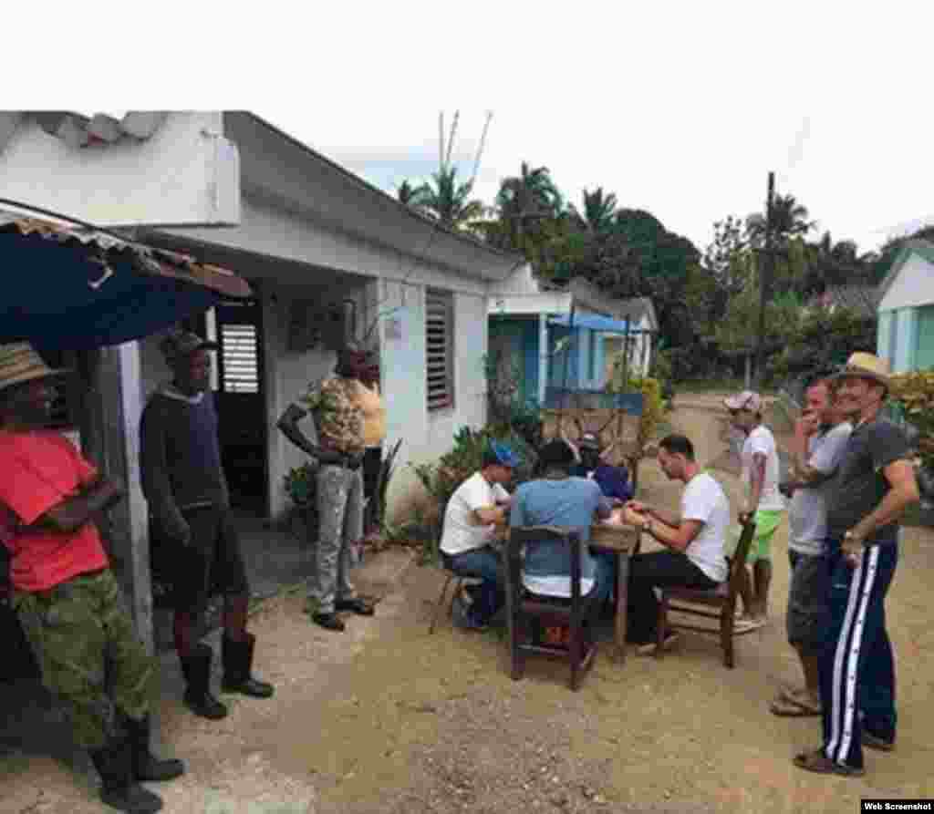 Yasiel Puig, jardinero derecho de los Dodgers, en el momento que jugaba Dominó con algunos familiares y amigos en Cienfuegos. Dijo que se sentía EN FAMILIA.