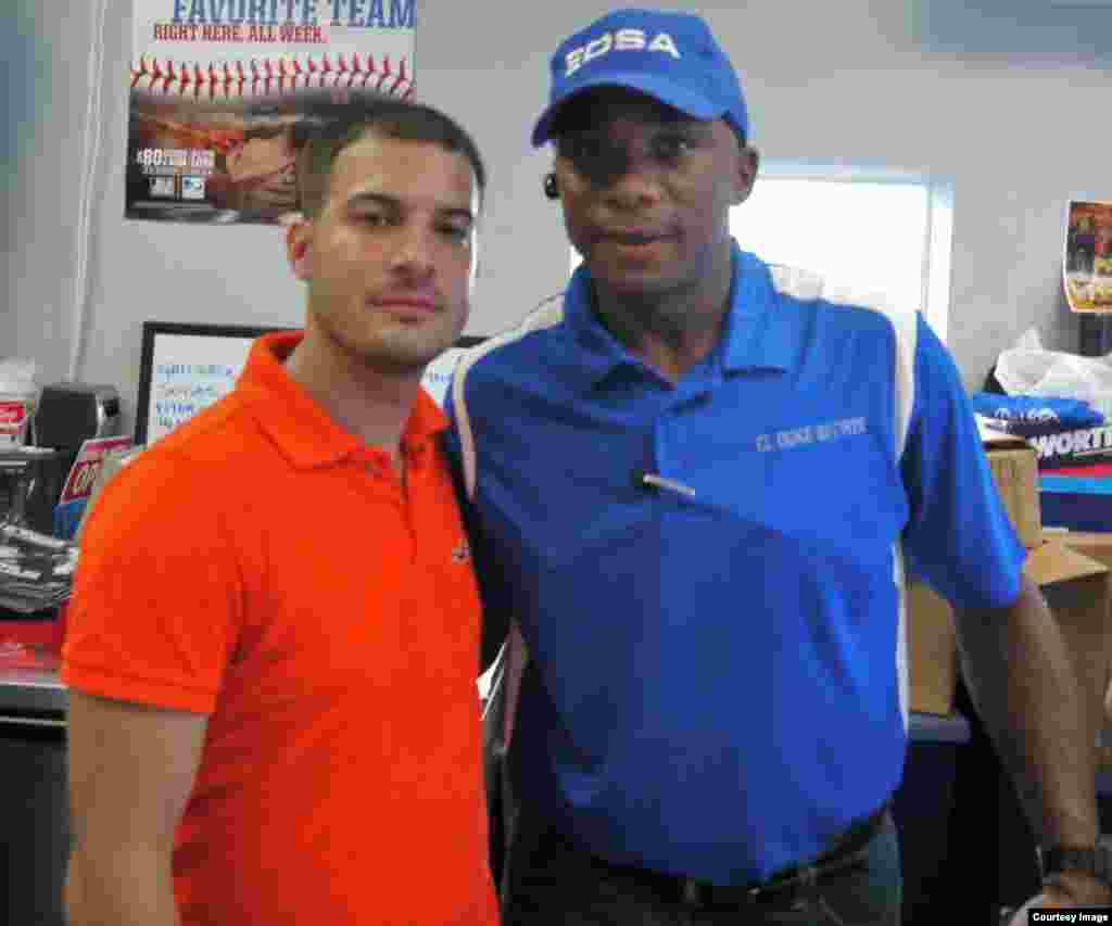 William Pérez Villalba junto al genial serpentinero Orlando &quot;El Duque&quot; Hernández. Cortesía de Glorias del béisbol cubano.