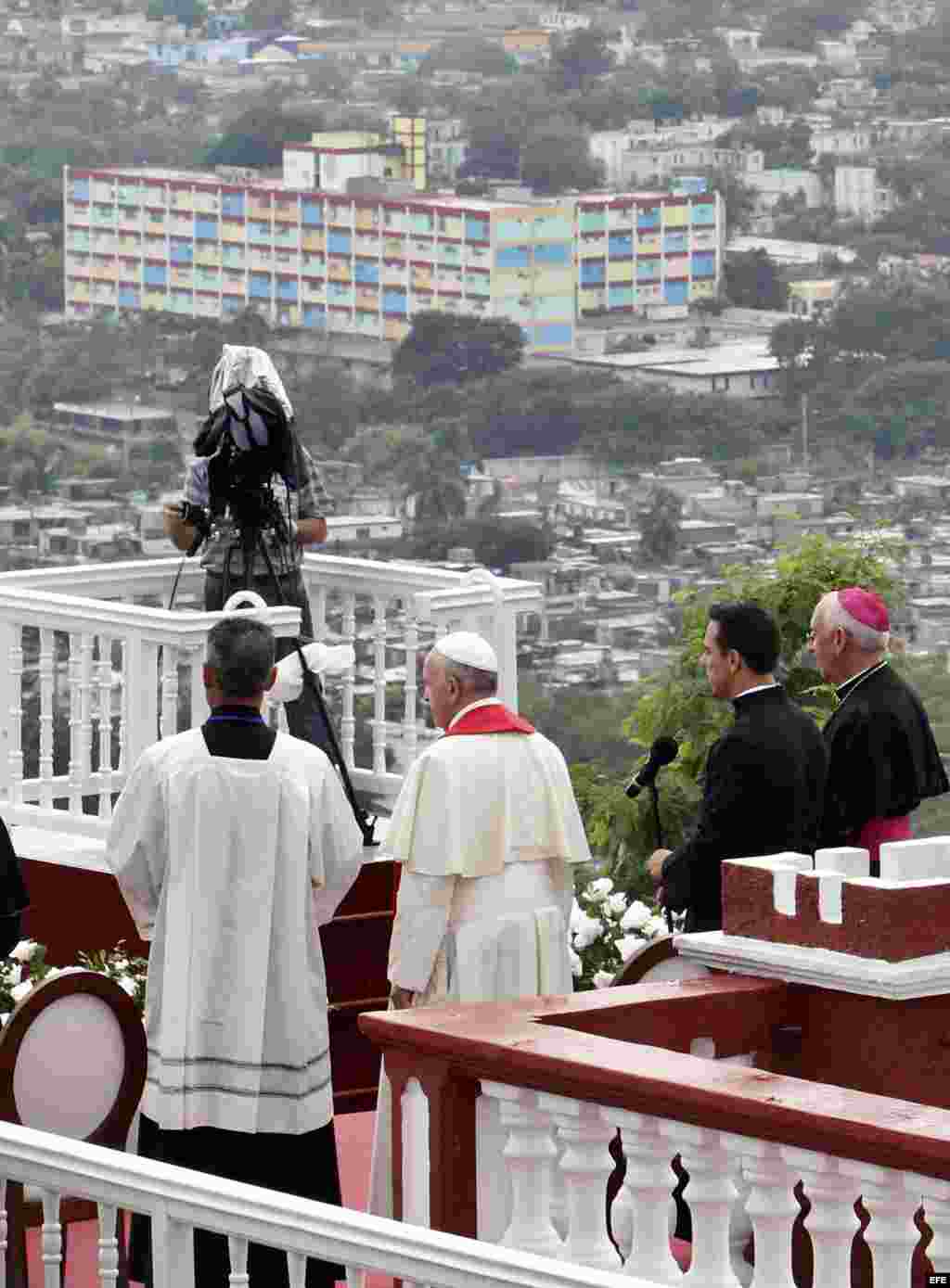 &quot;&iexcl;Qué el Espíritu Santo descienda sobre todos ustedes y sobre toda la ciudad!&quot;, rogó el Papa invocando protección para &quot;las familias, los niños y los jóvenes, los enfermos y de todos los que sufren&quot;.