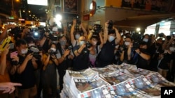 Periodistas en Hong Kong, en medio de las presiones del gobierno en contra de la prensa independiente. (AP/Vincent Yu, File).