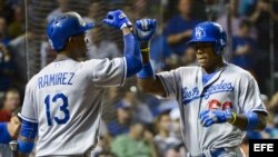 Hanley Ramírez (i) de los Dodgers de Los Ángeles felicita a Yasiel Puig (d) tras batear un jonrón ante los Cachorros de Chicago durante un partido de la MLB. 