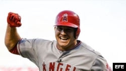 Mike Trout de Liga Americana celebra su cuadrangular frente a la Liga Nacional.