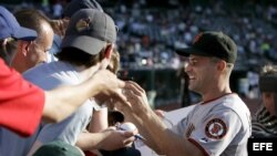 Archivo - El jugador venezolano de los Gigantes de San Francisco Omar Vizquel firma autógrafos. 