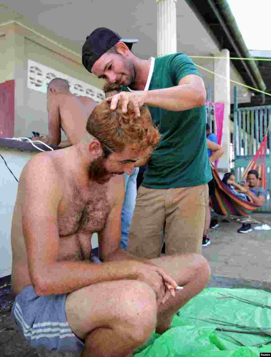 Migrantes cubanos en el campamento improvisado en Surinam.