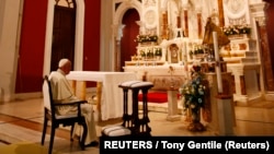 El Papa Francisco reza en santuario de la Virgen de la Caridad en El Cobre, Cuba, 21 de septiembre de 2015. 