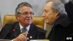 El juez Marco Aurelio de Mello(i) y el juez Ricardo Lewandowski participan en una sesión del llamado "juicio del siglo", que juzga una trama de corrupción durante el primer mandato de Luiz Inácio Lula da Silva en Brasilia (Brasil). 