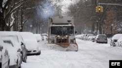 Una máquina quitanieves trabaja en una calle de Nueva York.