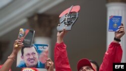  Seguidores del presidente Hugo Chávez se congregan el sábado 5 de enero de 2013, afuera de las instalaciones de la Asamblea Nacional, en Caracas (Venezuela). 