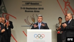 El presidente del Comité Olímpico Internacional (COI), el alemán Thomas Bach (c).