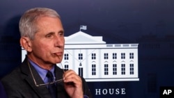 El médico Anthony Fauci durante una conferencia sobre el nuevo coronavirus en la sala de prensa James Brady de la Casa Blanca. (AP/Alex Brandon)