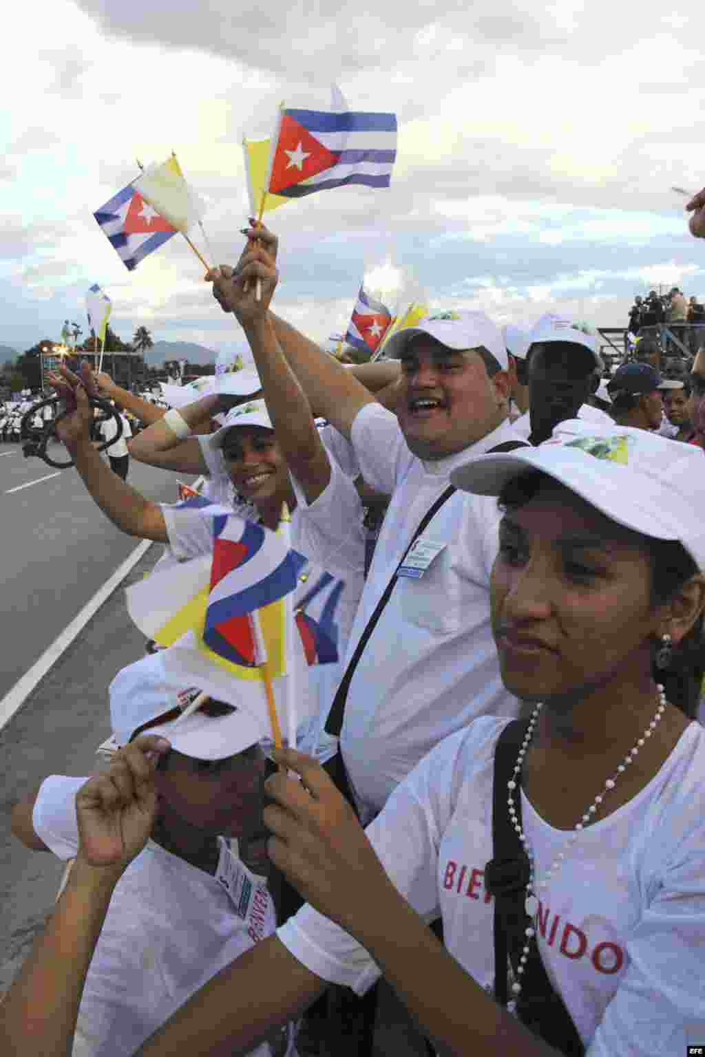 Miles reciben al papa Benedicto XVI en su llegada a la Plaza de la Revoluci&oacute;n Antonio Maceo, el lunes 26 de marzo de 2012, en de Santiago de Cuba.