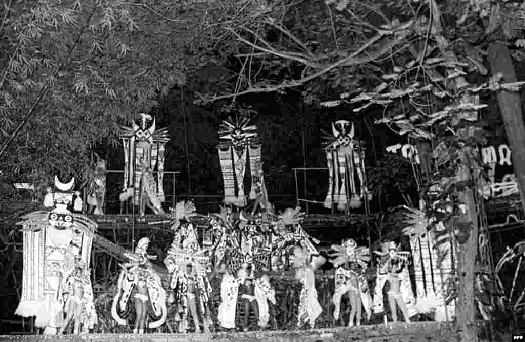 Momento del espect&aacute;culo que se ofrece en el Cabaret Tropicana, La Habana 1984.