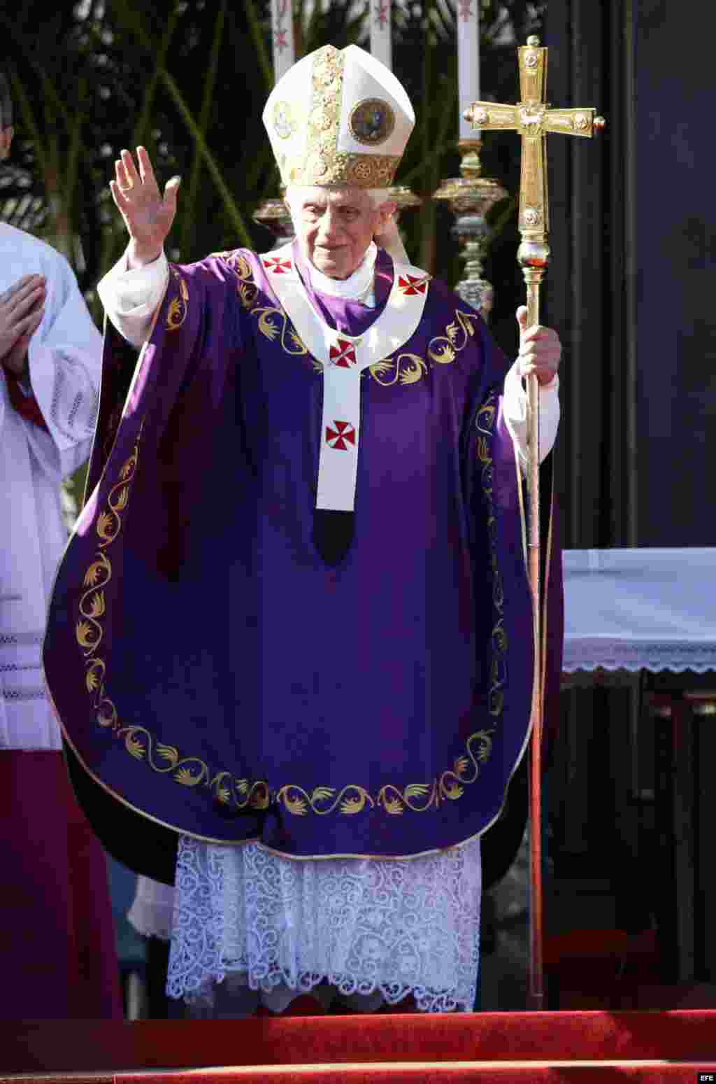 Cientos de personas se congregan hoy, mi&eacute;rcoles 28 de marzo de 2012, en la Plaza de la Revoluci&oacute;n Jos&eacute; Mart&iacute;, en La Habana, donde el papa Benedicto XVI oficia una misa multitudinaria, en su &uacute;ltima jornada en Cuba. EFE/Da