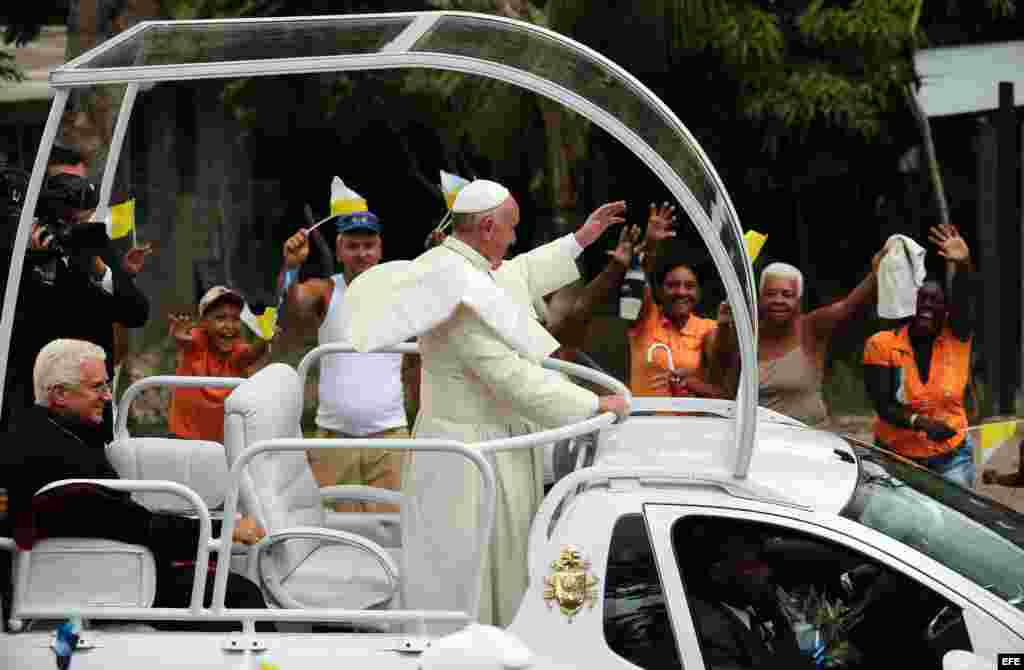 Francisco recorre en el papamóvil el camino al Cobre.